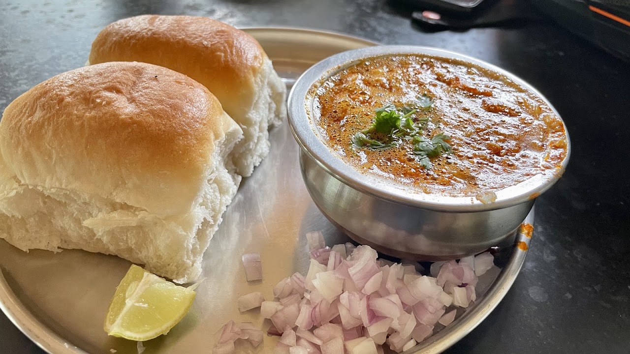 Vada Pav at Gavran Misal