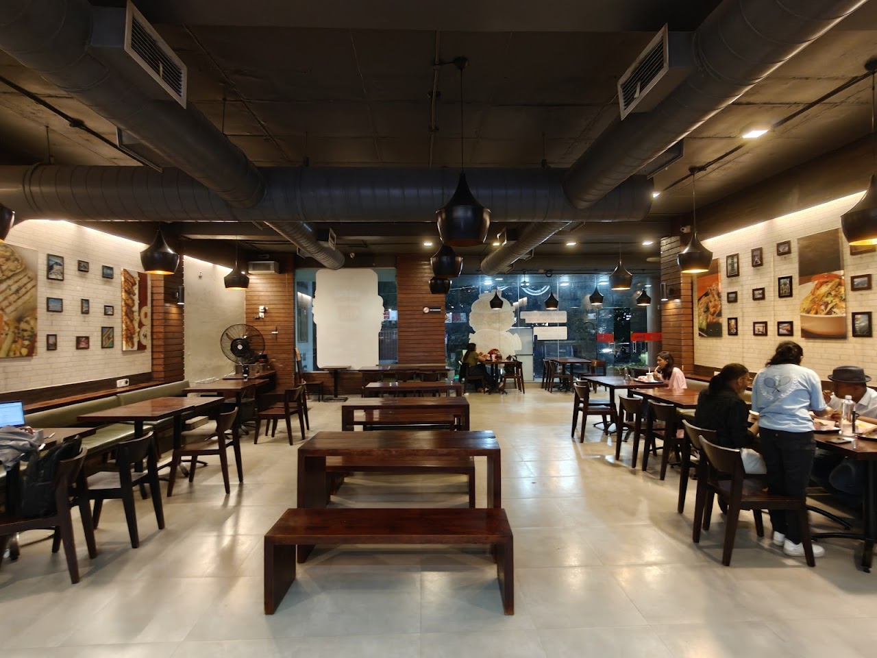 Leon's Burgers & Wings HSR Layout, photo 6 of 8 posted by diners